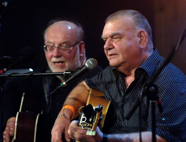 Folkoví písničkáři bratři Nedvědové patřili v devadesátých letech mezi miláčky českého národa.