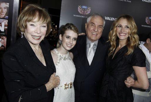 Režisér Garry Marshall ve společnosti dalších hereček. Zleva: Shirley MacLaineová, Emma Roberts a napravo její teta a hvězda filmu Pretty Woman Julia Roberts.