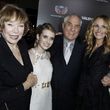Režisér Garry Marshall ve společnosti dalších hereček. Zleva: Shirley MacLaineová, Emma Roberts a napravo její teta a hvězda filmu Pretty Woman Julia Roberts.