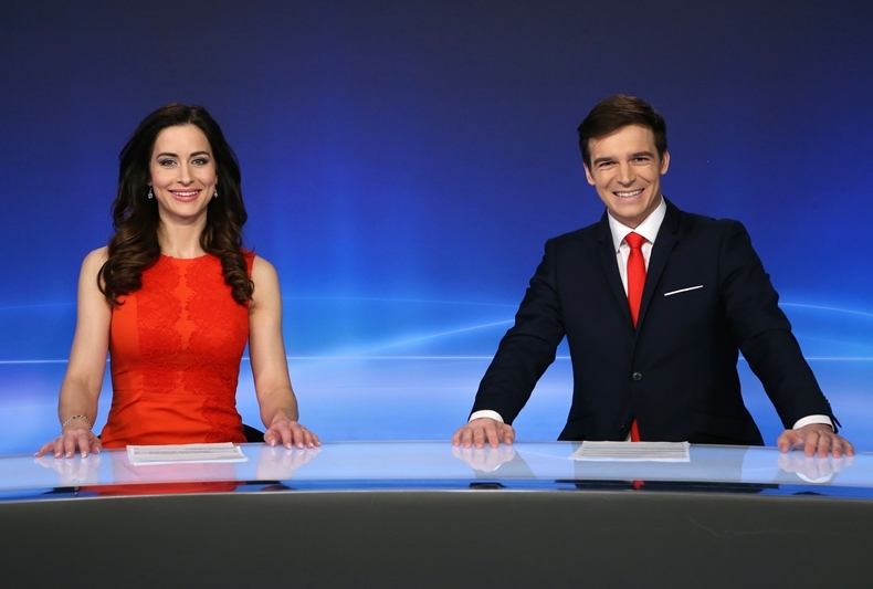 Alexandra Mynářová moderuje Naše zprávy na TV Barrandov ve dvojici s Petrem Převrátilem.
