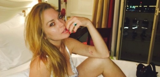 Lindsay Lohan chtěla vyjádřit soustrast, nezvolila právě ideální styl.