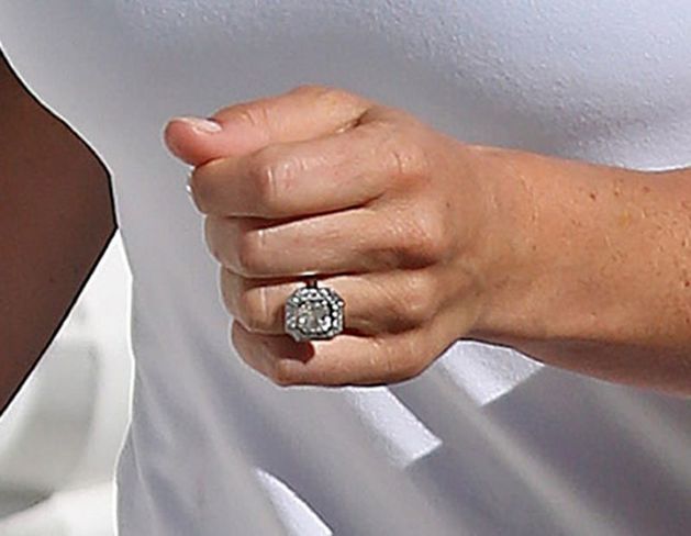 Její ruku zdobí honosný zásnubní prsten.
