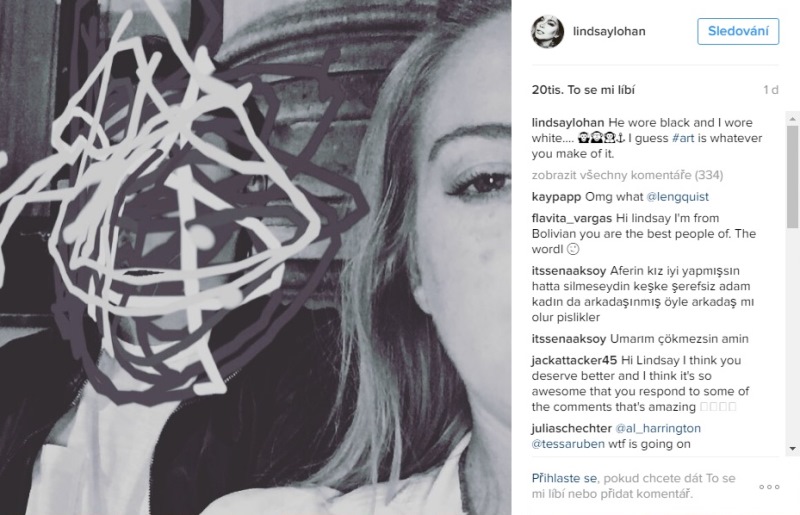 Na společné fotce na Instagramu přečmárala herečka svému snoubenci obličej.