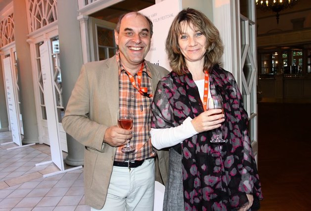 Miroslav Táborský s manželkou si rádi dopřejí pohárek kvalitního vína.