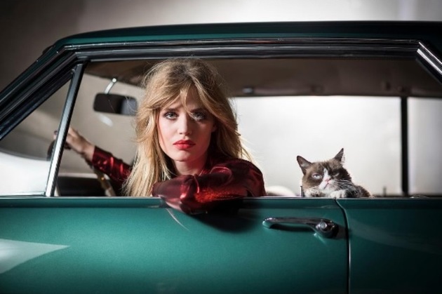 Automobilka Opel chce reklamou s modelkou a kočkou oslovit i ženy.