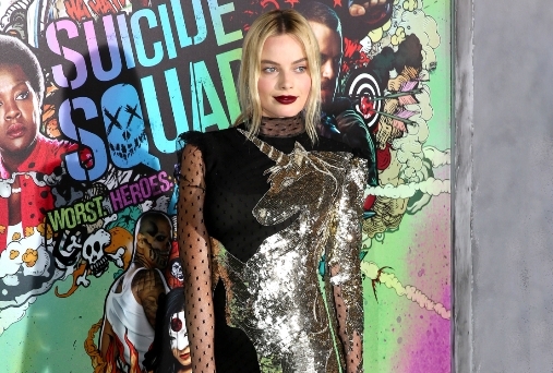 Margot Robbie oslnila v třpytivých jednorožčích šatech Alexander McQueen.