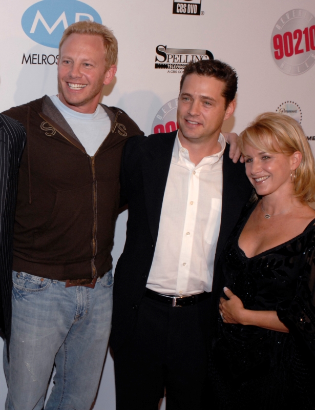 Herečce drží palce kolegové z Beverly Hills 90210 Jason Priestley a Ian Ziering.