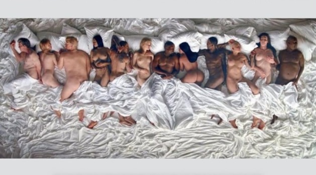 V klipu se Kanye válí v posteli s manželkou a nahými voskovými figurínami slavných.
