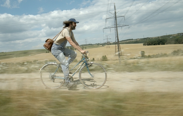 Za svými zákazníky cestuje podivínský opravář nejčastěji na kole.