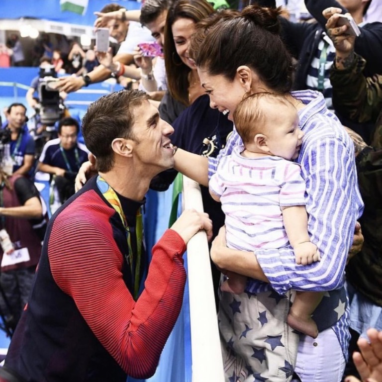 První kroky Michaela Phelpse s medailí mířily za jeho krásnou snoubenkou.