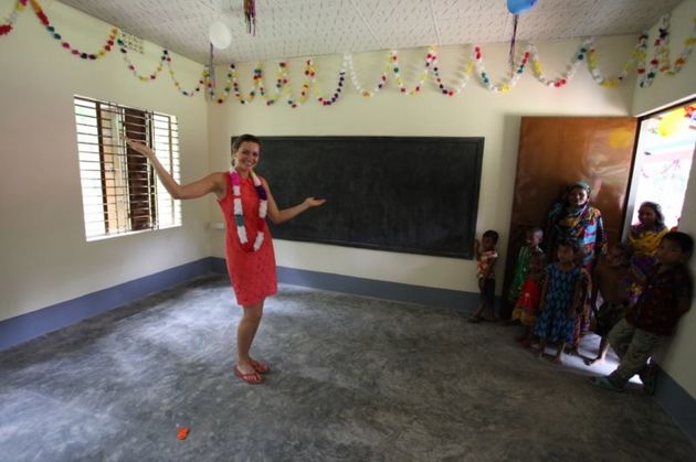 Dětem tam staví školy a na líčidla nemá ani pomyšlení.