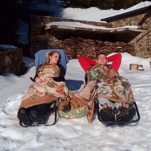 Judista a jeho krásná manželka rádi jezdí na snowboardu, při odpoledním relaxu nesmí chybět pelíšek pro Olivu.