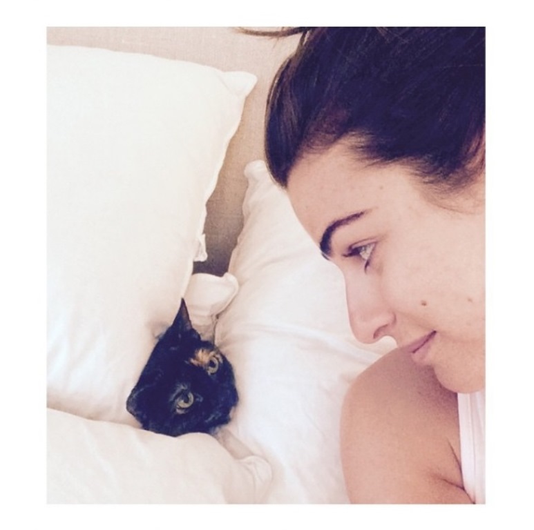 Lea Michele se dělí o postel s kočkou Sheilou, kterou zachránila z útulku.