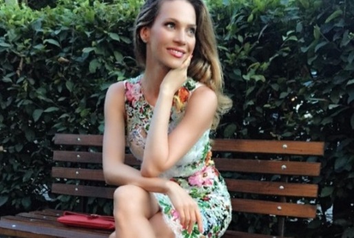 Andrea Verešová na akci zářila v šatech Dolce & Gabbana s květinovým dezénem.
