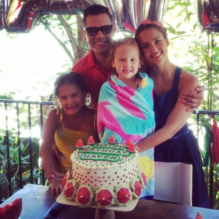 Krásná rodinka! Jessica Alba s manželem Cashem Warrenem a starší dcerou Honor slavili páté narozeniny druhorozené Haven.