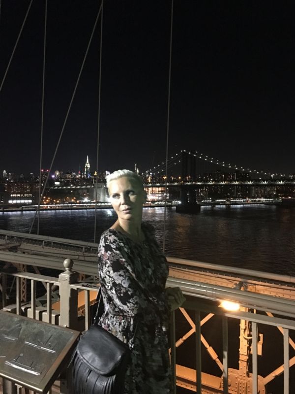 V noci na Brooklynském mostě.