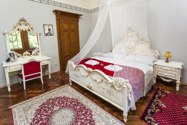 V pokoji Adiny Mandlové, v němž se Trávníčkovi ubytovali, prožili skutečnou romantiku.