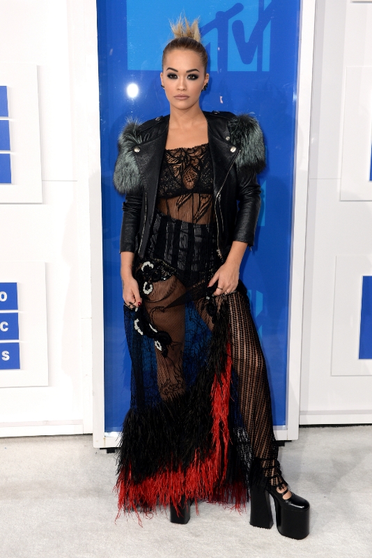 Rita Ora zvolila extravagantní model Marc Jacobs s doplňky Lorraine Schwartz.