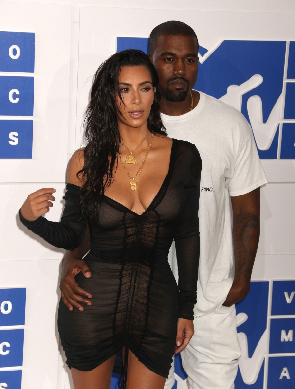 Kim Kardashian a Kanye West vsadili na černobílou klasiku a bodovali.