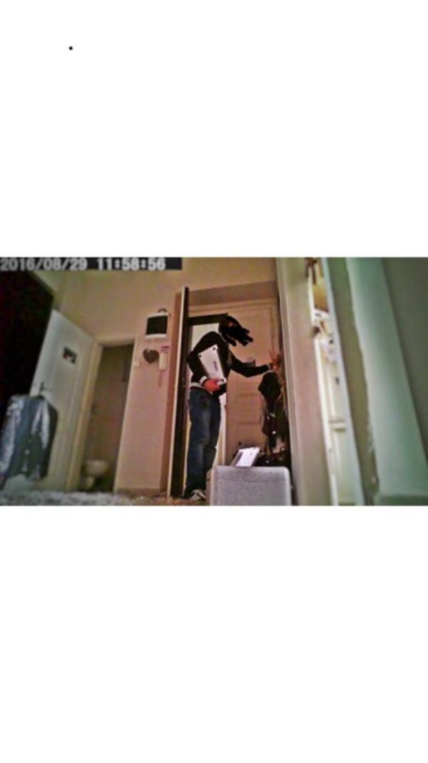Záběr z kamery, která ho na zloděje v bytě upozornila.