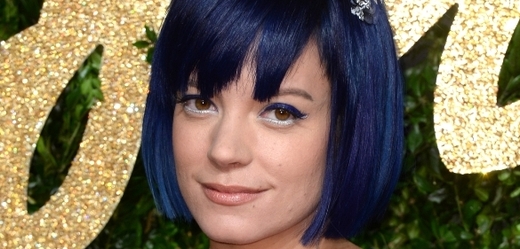 Anglická zpěvačka Lily Allen se vyžívá v častých změnách barvy vlasů.