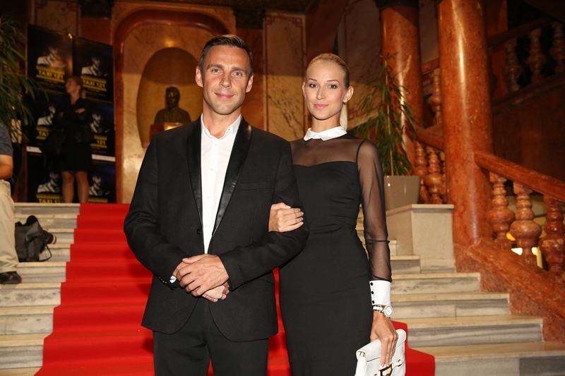 Roman Vojtek s přítelkyní Petrou Vraspírovou navštívili slavnostní předpremiéru mrazivého thrilleru Taxi 121.