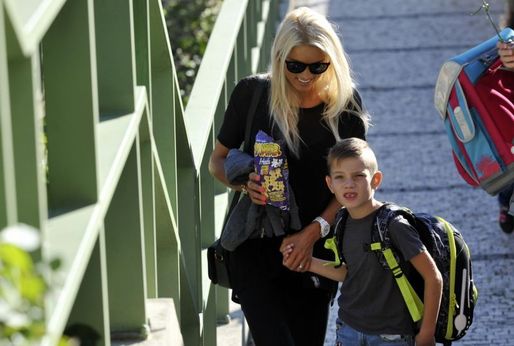 Klára Medková vedla syna do nové školy.