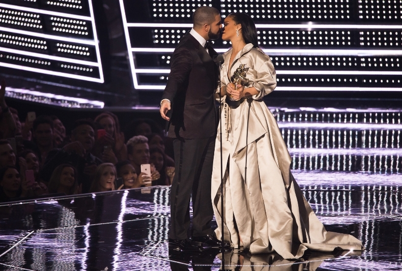 Rihanna s Drakem se na pódiu nebáli ukázat svoji lásku.