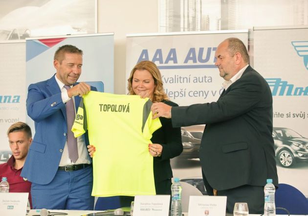 Představitelé Ligové fotbalové asociace přebrali z rukou generální ředitelky AAA Auto Praha Karolíny Topolové klíčky od nových vozů. Na oplátku dostala fotbalový dres se svým jménem.
