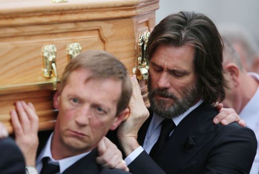 Herec Jim Carrey na pohřbu jeho expřítelkyně Cathriony Whiteové.