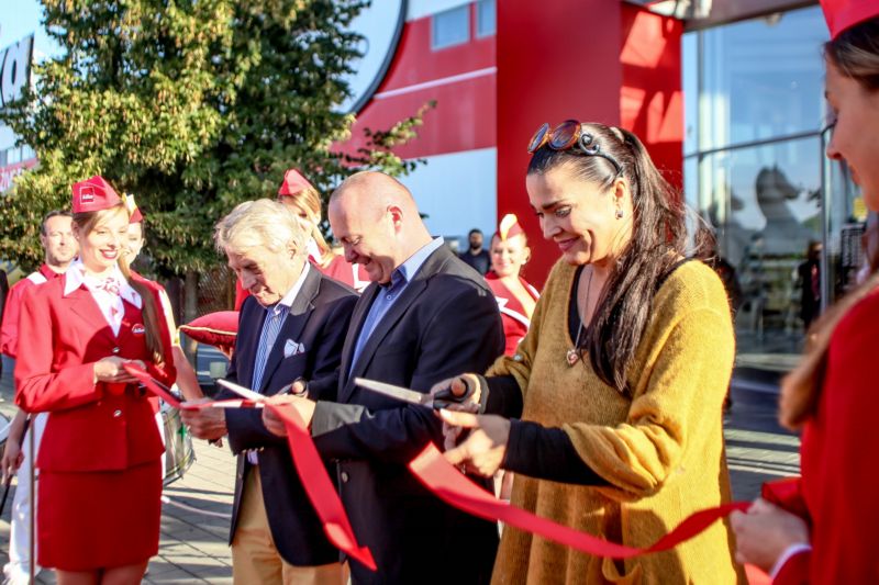 Nově zrekonstruovaná prodejna KIKA Čestlice byla slavnostně otevřena i zakladatelem a vlastníkem řetězce Brunem Steinhoffem (vlevo).