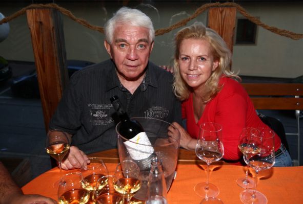 Jiří Krampol s manželkou taky rádi popíjejí, ale tentokrát byl opilý řidič, který herce vezl za fanoušky do Brna.