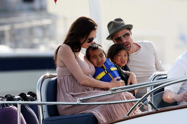 Brad Pitt a Angelina Jolie s dětmi.
