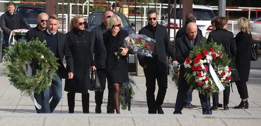 Pohřbu se zúčastnilo mnoho známých osob.