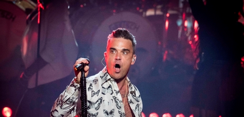 Zpěvák Robbie Williams si zahrává s ruským ohněm.