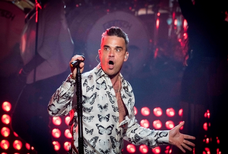 Zpěvák Robbie Williams si zahrává s ruským ohněm.