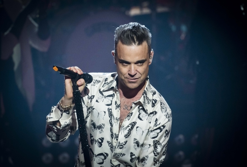 Zpěvák Robbie Williams.