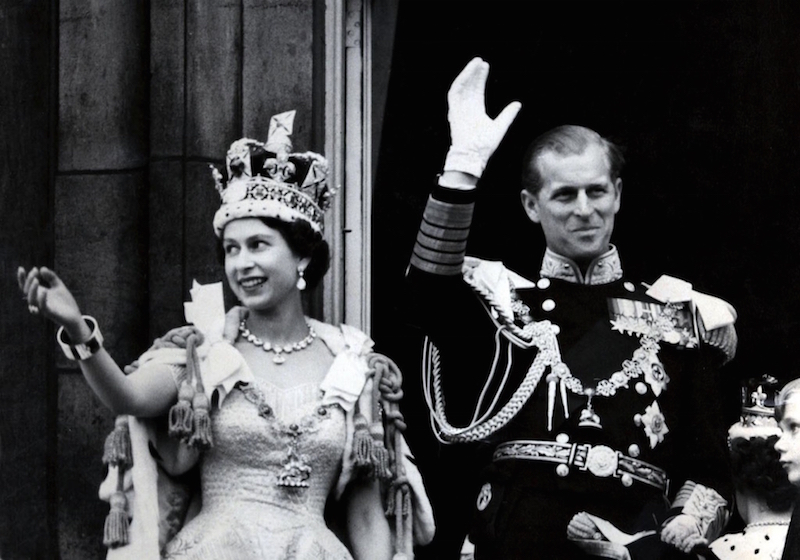 Královna se svým "kloboukem" krátce po korunovaci zdraví svůj národ.