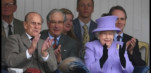 Královna Alžběta se svými syny. 