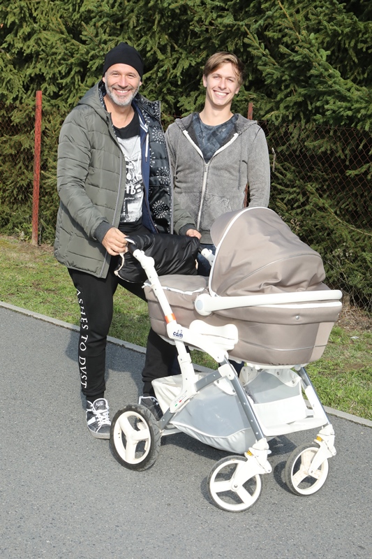 Jan Musil vyrazil s vnučkou a partnerem na procházku.
