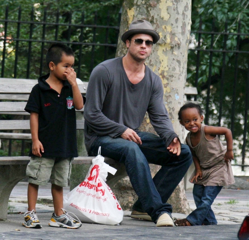 Herec Brad Pitt s dětmi.
