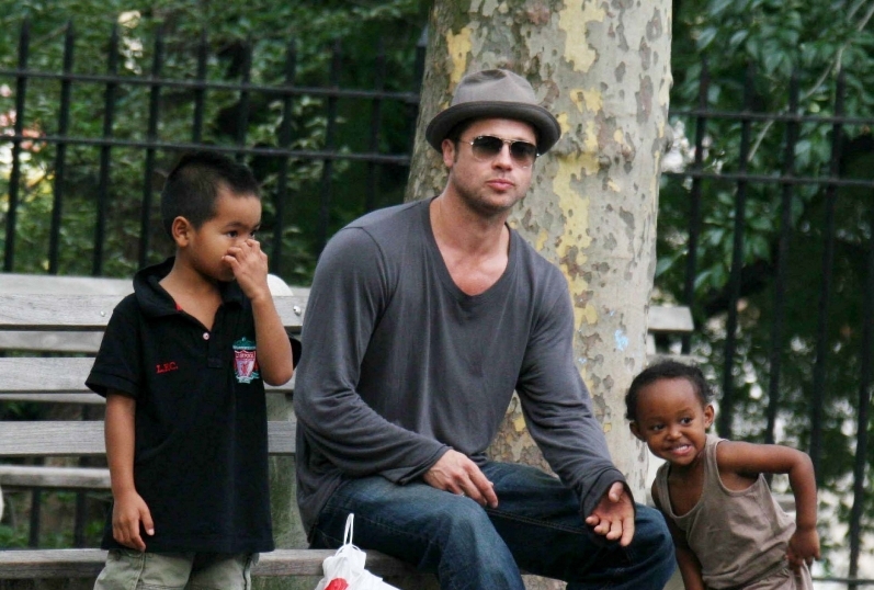 Herec Brad Pitt s dětmi.