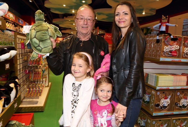 Zpěvák Petr Janda s manželkou Alicí a dcerami Anežkou a Rozárií.