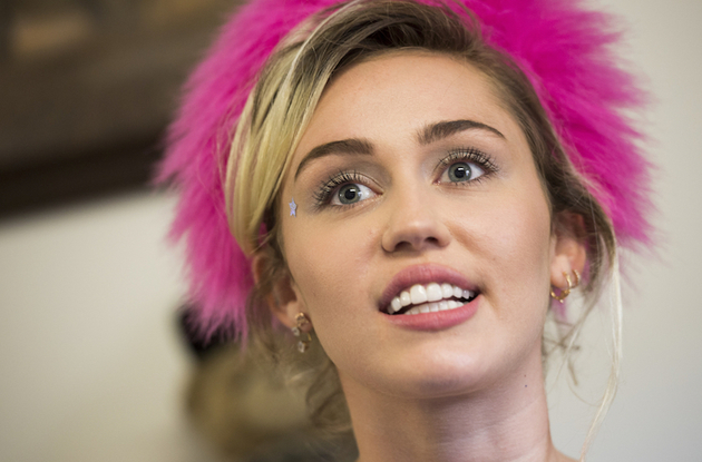 Image Miley Cyrus je jedna velká hra.