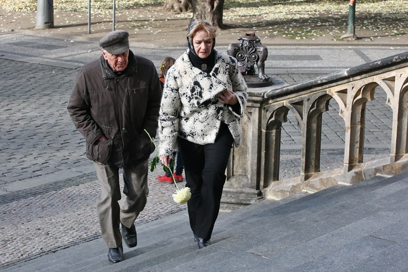 Se Zdeňkem Hráškem se přišli rozloučit i Carmen Mayer s Petrem Kostkou.