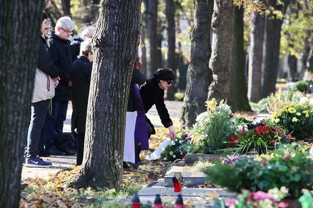 Simona Postlerová se u hrobu loučí s manželem.