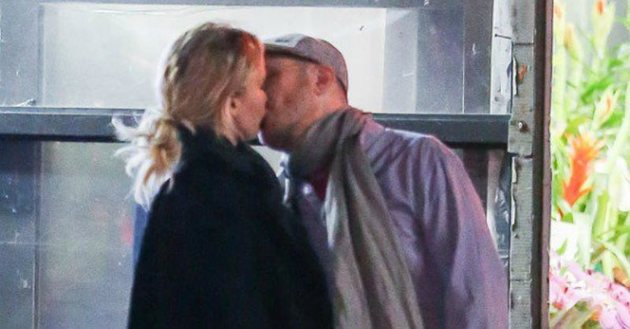 Jennifer Lawrence a Darren Arenofsky se spolu líbají.