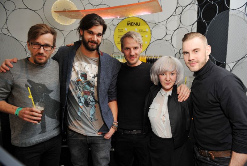 Jonáš Ledecký (druhý zleva) se spolu dalšími tvůrci podílel na vzniku designového baru Schweppes.