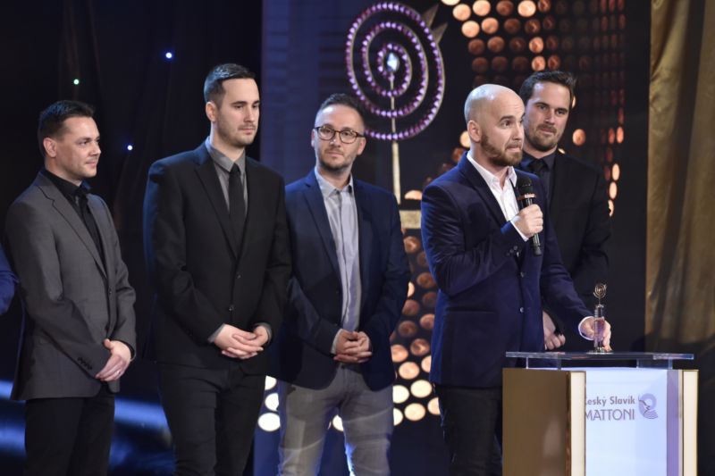  Cenu Slavíci bez hranic pro nejpopulárnějšího slovenského interpreta nebo skupinu v Česku vyhrála slovenská skupina No Name se zpěvákem Igorem Timkem (s mikrofonem).
