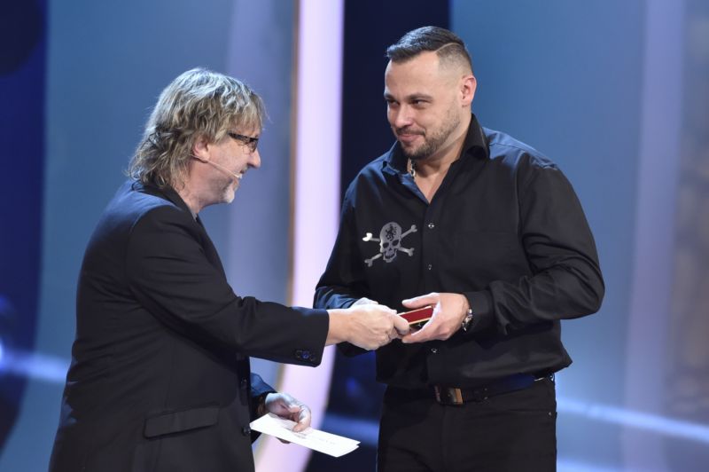 V kategorii zpěvák skončil na druhém místě Tomáš Ortel (vpravo). Cenu mu předal zpěvák Dalibor Janda (vlevo).